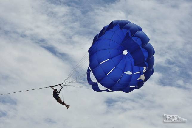 Turista se diverte nos ares de Canoa Quebrada, no litoral do Ceará
